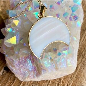 ⚡️🥳HOST PICK🥳⚡️🆕🌙Handmade 22k Carved Shell Moon Necklace